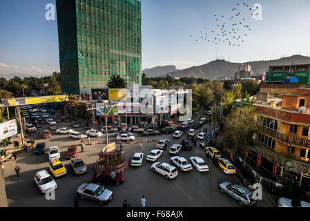 Traffico di Shahr-e Naw, parte centrale di Kabul, Afghanistan Foto Stock