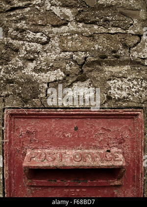 Postbox in rosso, stile inglese Foto Stock