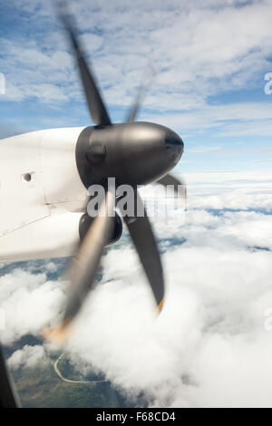 Un'ala di un velivolo con un moto-eliche Foto Stock