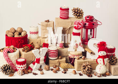 Scheda di Natale. Decorazioni di Natale - lettere XMAS, doni, maglieria, candele, noci, spezie. Foto Stock