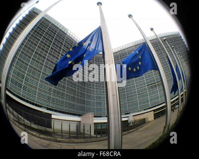 Bruxelles, Belgio. Xiv Nov, 2015. Unione Europea bandiere volare a metà il montante a piangere le vittime di una serie di attacchi a Parigi presso la sede centrale dell'UE a Bruxelles, Belgio, nov. 14, 2015. Credito: Gong Bing/Xinhua/Alamy Live News Foto Stock