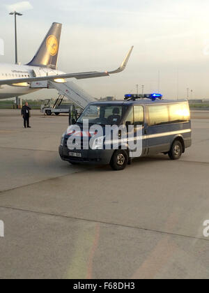 Frankfurt am Main, Germania, 14 novembre 2015. Parigi, Francia. Xiv Nov, 2015. Un veicolo della gendarmeria francese sorge accanto top una sosta aeromobili Lufthansa della nazionale tedesca della squadra di calcio all'aeroporto di Parigi (Francia), 14 novembre 2015. la nazionale tedesca della squadra di calcio stava tornando a Frankfuirt, Germania. Almeno 120 sono state uccise in attacchi terroristici a Parigi il 13 novembre 2015. Foto: Arne Richter/dpa/Alamy Live News Credito: dpa picture alliance/Alamy Live News Foto Stock