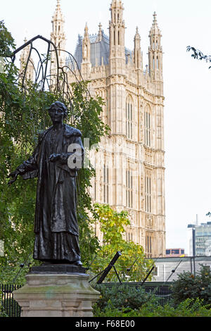 Statua di Emmeline Pankhurst con le case del Parlamento dietro, Westminster, London Foto Stock