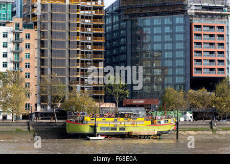 Il Dock Tamesis pub galleggiante sul Fiume Tamigi, Lambeth, Londra Foto Stock