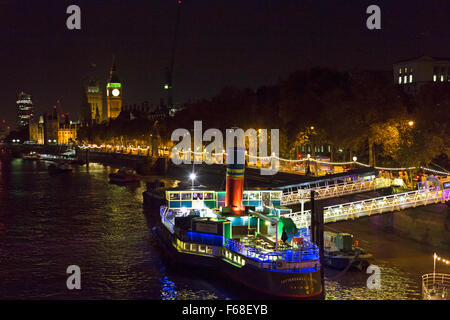 Ristorante e bar 'Tattershall Castle' ormeggiato sulle rive del Tamigi a Victoria Embankment, Londra Foto Stock