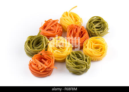 Colore nido di rotolo di pasta su uno sfondo bianco Foto Stock