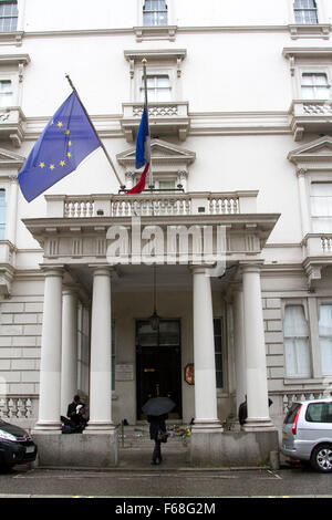 Londra, UK. Il 14 novembre 2015. Bandiera Nazionale di Francia a metà montante di sollevamento oltre l'ambasciata francese a Londra dopo la Parigi degli attacchi terroristici in venerdì 13 novembre Credito: amer ghazzal/Alamy Live News Foto Stock