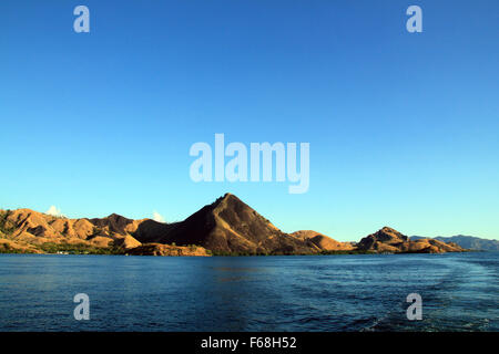 Parco Nazionale di Komodo, vista dall'acqua, Nusa Tenggara, Indonesia. Foto Stock