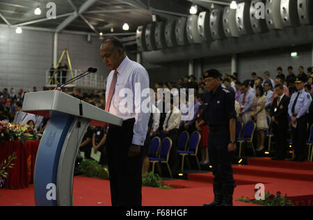 Singapore, Singapore-Global vigili del fuoco e paramedici sfida a Singapore. Xiv Nov, 2015. Singapore il ministro per gli affari interni e il ministro per la legge K Shanmugam (L) osserva un minuto di silenzio per le vittime degli attentati mortali a Parigi, durante Singapore-Global vigili del fuoco e paramedici sfida in Singapore, nov. 14, 2015. © Bao Xuelin/Xinhua/Alamy Live News Foto Stock