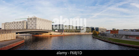 Vista panoramica di architettura moderna lungo il fiume Sprea nel quartiere governativo di Berlino, Germania. Foto Stock
