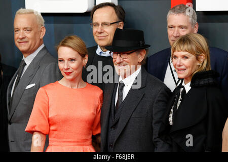 Berlino, Germania. 13 Novembre, 2015. ZOO Palast cinema, Berlino, Germania. Novembre 13th, 2015. Tom Hanks , Amy Ryan , Steven Spielberg con sua moglie Kate Capshaw , Christoph Fisser partecipare a "Ponte di Spies' premiere del film in ZOO Palast cinema a Berlino, Germania. Credito: Piotr Zajac/Alamy Live News Foto Stock