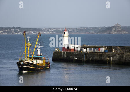 PZ 198 Aaltje Adriaantje la pesca dei pescherecci da traino con buttafuori entrando in Porto di Newlyn Foto Stock