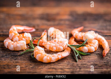 Gamberetti o gamberoni in background in legno Foto Stock