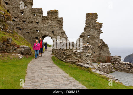 Le rovine del castello di Tintagel (inglese) del patrimonio in Cornovaglia, England, Regno Unito Foto Stock