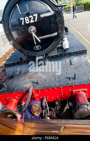 Locomotiva 7827 'Lydham Manor' accoppiamento fino al suo treno Kingswear in Paignton - Dartmouth Steam Railway, Devon, Regno Unito Foto Stock