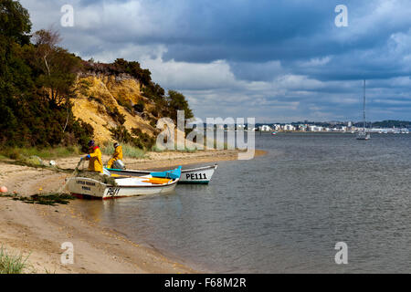 Anello di due pescatori netto su una spiaggia presso la RSPB Arne riserva nel porto di Poole, Dorset, Inghilterra. Foto Stock