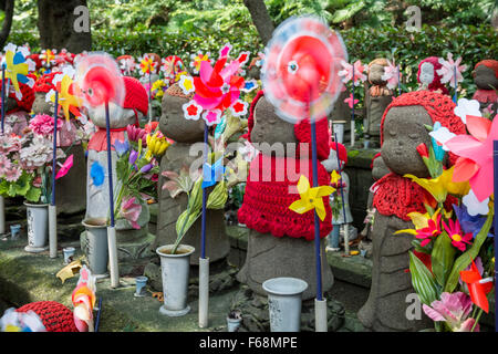 Statue di Monaco al di fuori del tempio Zojo ji Santuario a Tokyo Foto Stock