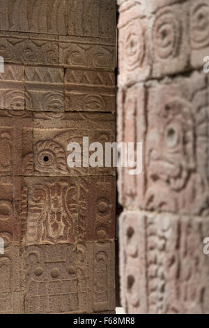 Sculture a bassorilievo sulle pareti in corrispondenza di Teotihuacan. UNESCO - Sito Patrimonio dell'umanità. Foto Stock