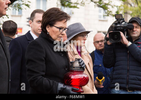 Varsavia, Polonia. 14 Novembre, 2015. Il Primo Ministro polacco Ewa Kopacz accendono le candele di fronte all ambasciata di Francia (dopo una serie di attentati terroristici a Parigi il 14 novembre 2015 a Varsavia in Polonia. Credito: Mateusz Wlodarczyk/Alamy Live News Foto Stock