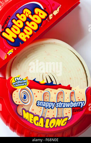 Wrigleys Hubba Bubba mega lunga snappy sapore di fragola su sfondo bianco - nastro di bubblegum bubble gum Foto Stock