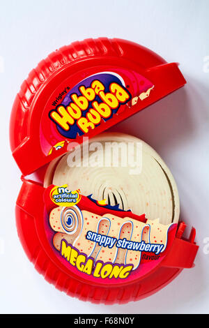 Wrigleys Hubba Bubba mega lunga snappy sapore di fragola isolati su sfondo bianco - nastro di bubblegum bubble gum Foto Stock