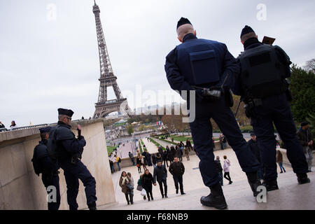 Parigi, Francia. Xiv Nov, 2015. Pattuglia di polizia a Place du Trocadero vicino alla torre Eifel a Parigi, Francia, 14 novembre 2015. Almeno 120 persone sono state uccise in una serie di attacchi terroristici a Parigi. Foto: MARIUS BECKER/DPA/Alamy Live News Foto Stock