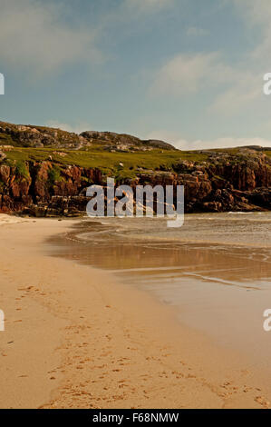 Lewisian Gneiss rock a Oldshoremore Bay Foto Stock