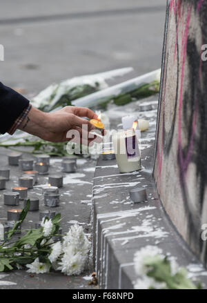 Parigi, Francia. Xiv Nov, 2015. Candele sono collocati in Place de la Republique a Parigi, Francia, nov. 14, 2015. Il Presidente francese Francois Hollande ha annunciato una tre giorni di lutto nazionale di sabato. Credito: Wang Chaowen/Xinhua/Alamy Live News Foto Stock