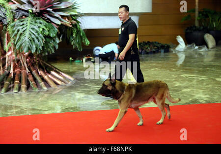 Manila, Filippine. Xiv Nov, 2015. Un poliziotto utilizza un cane per controllare il luogo della Cooperazione economica Asia-Pacifico (APEC) dei capi di Stato e di governo riuniti a Manila nelle Filippine, su nov. 14, 2015. Misure di sicurezza in Manila, specialmente intorno alla Cooperazione economica Asia-Pacifico (APEC) Incontro dei leader locali, sono state serrate il sabato seguente gli attentati di Parigi che ha ucciso almeno 153 persone. © Li Peng/Xinhua/Alamy Live News Foto Stock