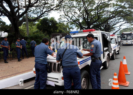 Manila, Filippine. Xiv Nov, 2015. I poliziotti hanno pasto vicino alla sede della Cooperazione economica Asia-Pacifico (APEC) dei capi di Stato e di governo riuniti a Manila nelle Filippine, su nov. 14, 2015. Misure di sicurezza in Manila, specialmente intorno alla Cooperazione economica Asia-Pacifico (APEC) Incontro dei leader locali, sono state serrate il sabato seguente gli attentati di Parigi che ha ucciso almeno 153 persone. © Li Peng/Xinhua/Alamy Live News Foto Stock