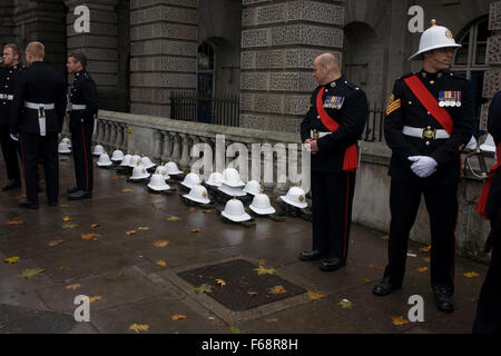 Londra, Regno Unito. 14 Novembre, 2015. Royal Marines dopo il signore sindaco di mostrare nella città di Londra, capitale dell'antico quartiere finanziario fondata dai Romani nel primo secolo. Questo è il corteo di ottocentesimo compleanno e il 250 anno-vecchio a cavallo guidate in pullman di Stato saranno tirati attraverso le strade medievali con il neo eletto sindaco lungo con 7.000 altri. Il primo ha avuto luogo nel 1215, il che la rende la più antica e la più lunga processione civile nel mondo che sono sopravvissuti sia peste bubbonica e il Blitz. Richard Baker / Alamy Live News Foto Stock