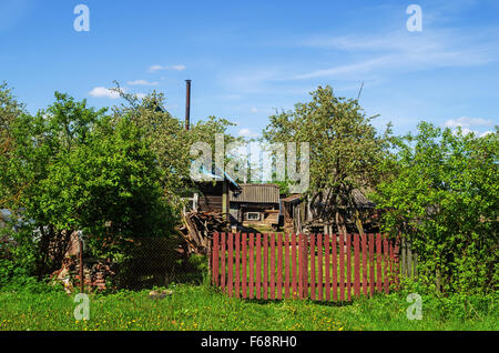 Paesaggio del villaggio. Recinto rosso gate. Foto Stock