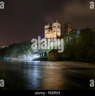 Durham Lumiere 13 Novembre 2015 "Fogscape #03238' sulle rive del fiume indossare sotto la Cattedrale di Durham Foto Stock