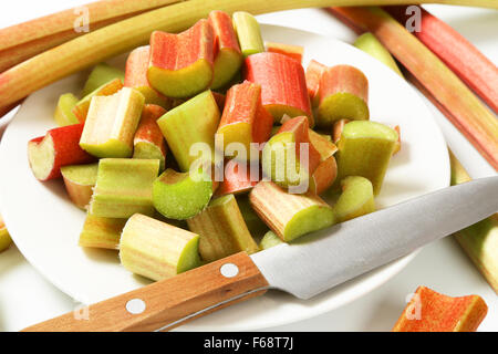 Dettaglio di di rabarbaro tagliato sulla piastra bianca Foto Stock