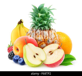 Pila di vari tipi di frutta fresca su sfondo bianco, con il tracciato di ritaglio Foto Stock
