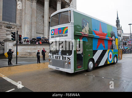 Londra, UK, 14 novembre 2015, CCA arte autobus al signore sindaco di Show di Londra che è la più grande del mondo unrehearsed processio Credito: Keith Larby/Alamy Live News Foto Stock