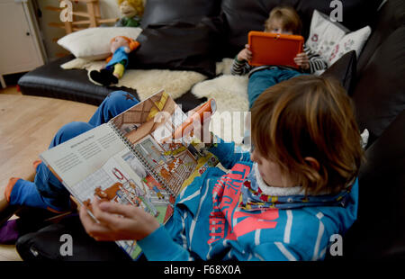 Oldenburg (Germania). Decimo Nov, 2015. Dieci-anno-vecchio Peeke legge un libro elettronico presso la sua famiglia della casa di Oldenburg, Germania, 10 novembre 2015. Se egli tocchi lo schermo con la penna, gli animali si producono suoni. ublishing le aziende sono sempre più che offre applicazioni e giochi educativi in aggiunta ai tradizionali libri illustrati. Foto: CARMEN JASPERSEN/dpa/Alamy Live News Foto Stock