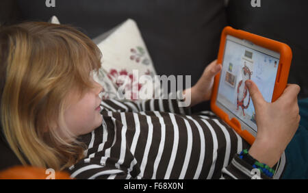 Oldenburg (Germania). Decimo Nov, 2015. Otto-anno-vecchio Jonte gioca un gioco educativo su un tablet presso la sua famiglia della casa di Oldenburg, Germania, 10 novembre 2015. La pubblicazione le aziende sono sempre più che offre applicazioni e giochi educativi in aggiunta ai tradizionali libri illustrati. Foto: CARMEN JASPERSEN/dpa/Alamy Live News Foto Stock