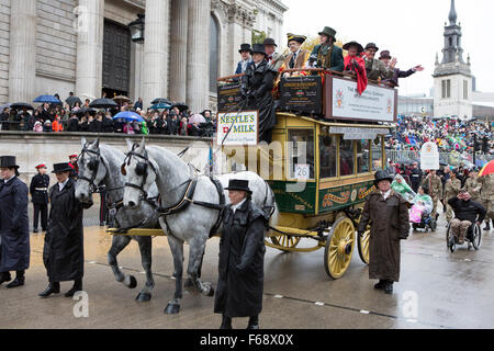 Londra, UK, 14 novembre 2015, Cavallo e Carrozza per la venerabile compagnia di Wheelwrights presso il signore sindaco di Show di Londra che è la più grande del mondo unrehearsed processio Credito: Keith Larby/Alamy Live News Foto Stock