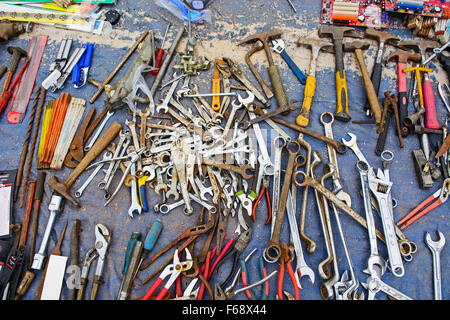 Molti dei vecchi attrezzi e chiavi per il mercato delle pulci è in attesa per i clienti. Foto Stock