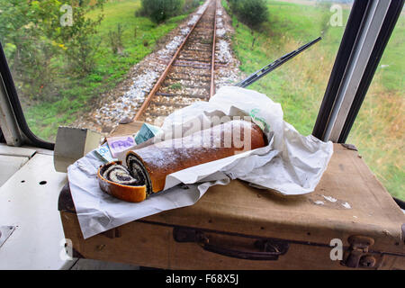 Bel pezzo di strudel fatti in casa che più dolce i passeggeri sul treno. Foto Stock