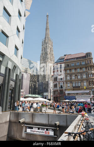 VIENNA-AGOSTO 3: persone che camminano accanto all'ingresso della stazione metropolitana Stephanplatz punto cruciale per il trasporto il 1 agosto 2015 in Foto Stock