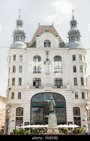 VIENNA - 3 agosto: Johannes Gutenberg memorial con statua di Jerzy Plecnik e Othmar Shimkovitz costruire nel 1897 a Lugek strasse Foto Stock