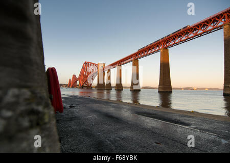 Ponte di Forth Rail dal South Queensferry Harbour, Edimburgo, Midlothian, Scotland, Regno Unito Foto Stock