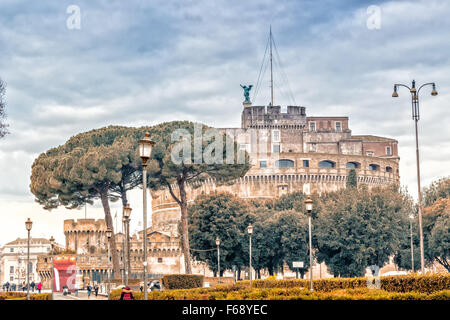 Edifici storici e i dettagli di architettura a Roma, Italia: il Mausoleo di Adriano, o il castello di Santo Angelo Foto Stock