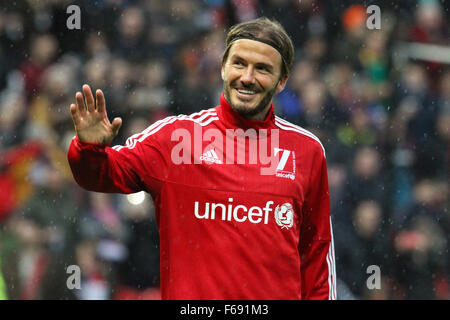 Old Trafford, Manchester, Regno Unito. Xiv Nov, 2015. Confronto dell'Unicef per i bambini. GB e NI XI rispetto al resto del mondo XI. David Beckham di Inghilterra e capitano di GB&amp;I team onde per la folla Credito: Azione Sport Plus/Alamy Live News Foto Stock