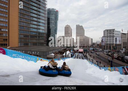 Berlino, Germania. 04 Nov, 2015. Due donne che fanno la loro strada giù per una pista da bob su pneumatici di gomma al mercatino di Natale a Potsdamer Platz a Berlino, Germania, 04 novembre 2015. Foto: GREGOR FISCHER/dpa/Alamy Live News Foto Stock