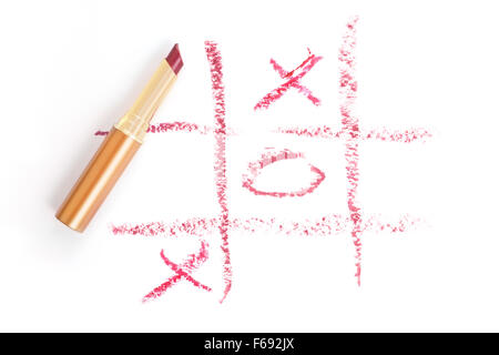 Sbavare il rossetto disegno. Tic-tac-toe su sfondo bianco Foto Stock