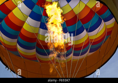 Fiamme di scattare fino a palloncino preparando per andare verso l'alto. Foto Stock