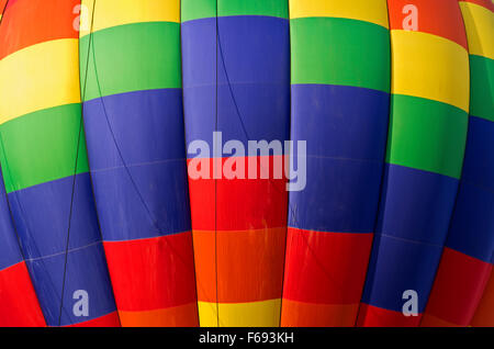 Close up di multi-colore di palloncino, rosso, arancione, giallo, blu e verde. Foto Stock